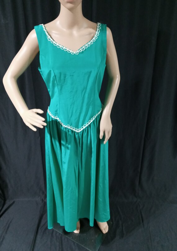 Vintage green sleeveless gown - image 3