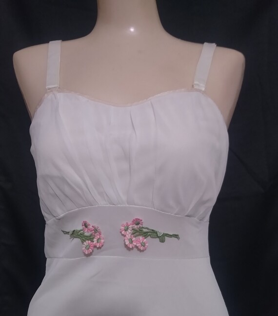 Vintage white sleeveless gown with appliques - image 2