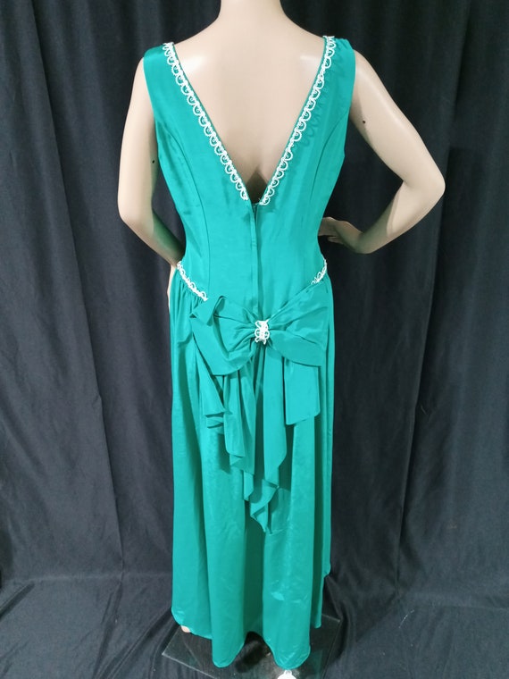 Vintage green sleeveless gown - image 9