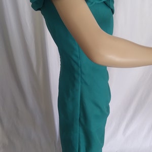 Vintage green off-shoulder formal dress image 4