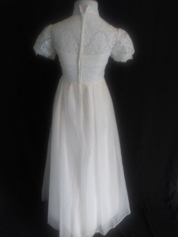 Vintage white lace short sleeve gown with veil - image 9