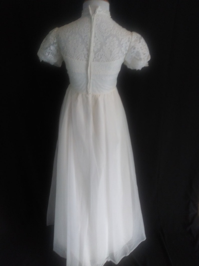 Vintage white lace short sleeve gown with veil image 9