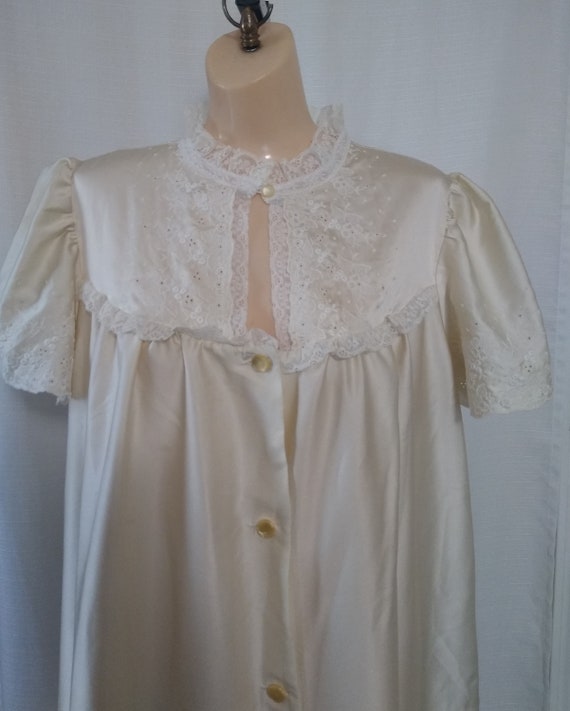 Vintage cream peignoir robe with embroidered detai