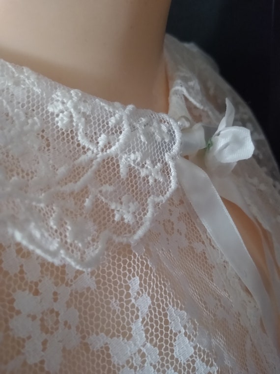 Vintage white lace cropped wedding jacket - image 3