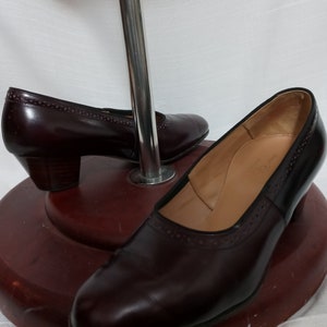 Vintage brown perforated pumps