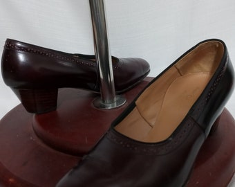 Vintage brown perforated pumps