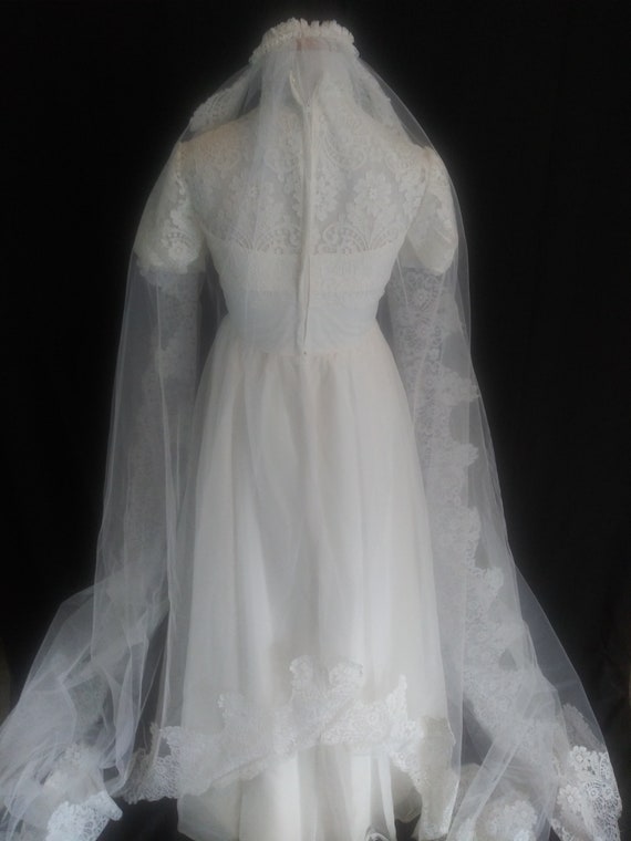 Vintage white lace short sleeve gown with veil - image 8