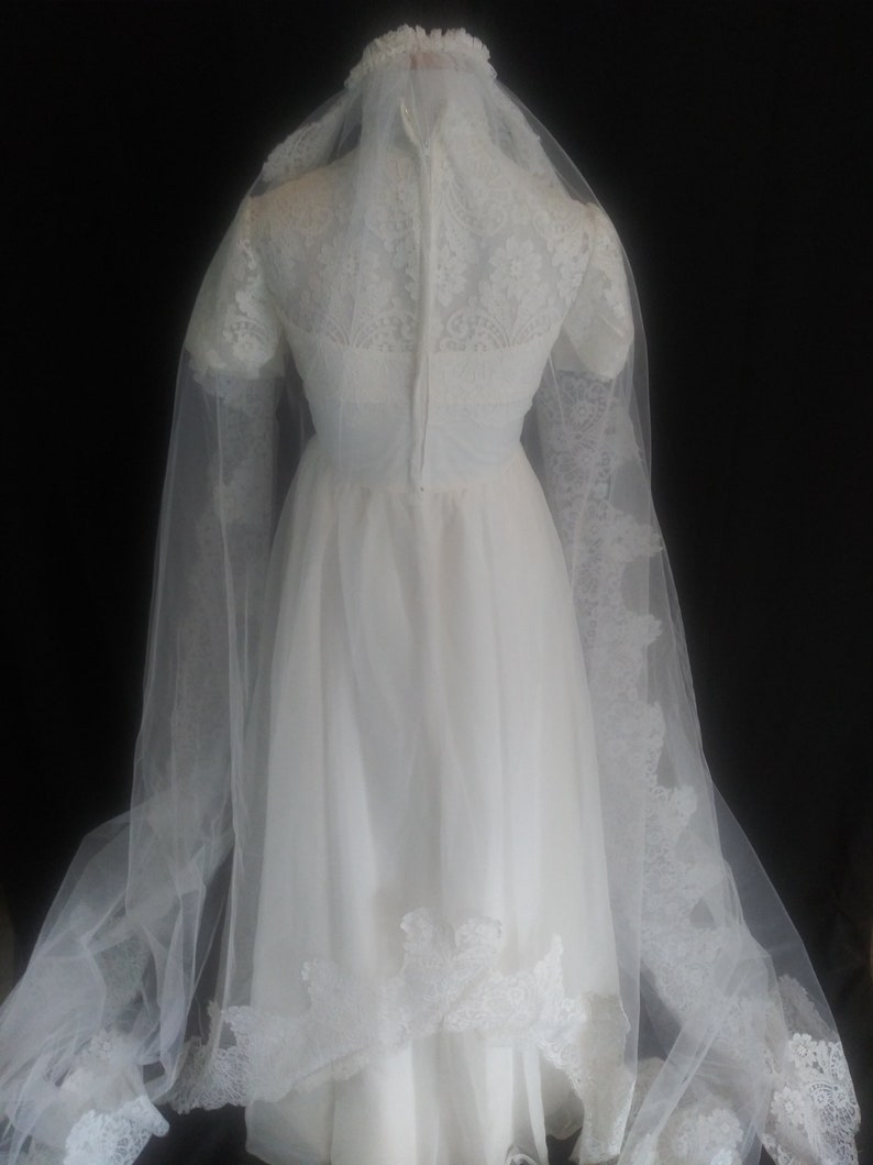 Vintage white lace short sleeve gown with veil image 8