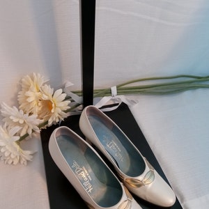 Vintage pearl white and gold shoes image 2