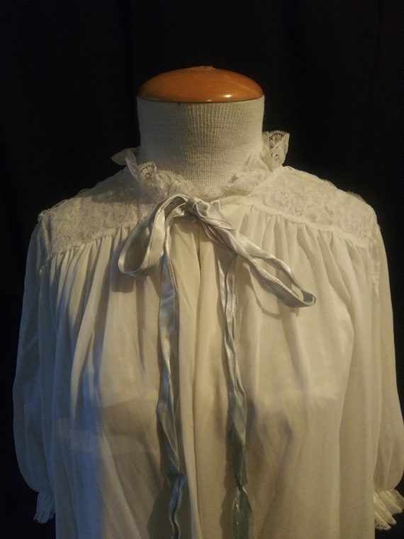 Vintage white peignoir set with ribbon
