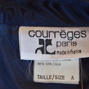 May include: A white tag with black text that reads "courr&egrave;ges paris made in france" and "100% SOIE/SILK LINING TAILLE/SIZE A".