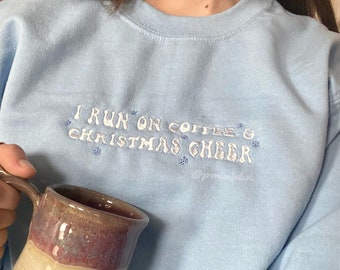 I run on Coffee & Christmas Cheer bestickt Crewneck, Winter Sweatshirt, Kaffee Sweatshirt, merry sweatshirt, Weihnachtssweh