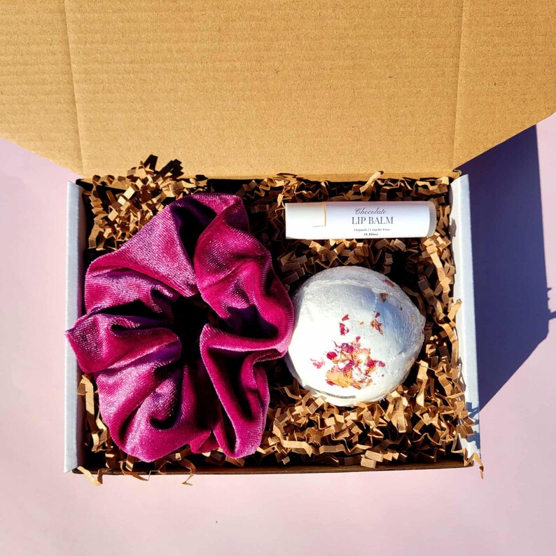 Natural self care box designed as a thoughtful gift for a teen girl or tween girl, perfect as a daughter graduation gift, birthday present, or cousin milestone celebration gift. This holistic wellness care set includes gentle, natural-inspired bath and body products created for relaxation and everyday self care. Ideal as a pamper gift set, handmade collection is perfect for celebrating special moments while encouraging confidence, comfort, and self care, Mothers Day Gift Ideas,