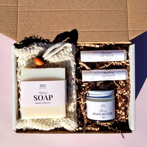 Custom natural self care gift box designed as a thoughtful bridesmaid gift box, birthday present for a friend, or a gentle postpartum care package for a first time mom. This holistic wellness basket for her includes carefully selected natural skincare and pampering essentials to support relaxation and everyday self care. Perfect as a new mom gift, wellness gift box, or relaxation gift set, this handmade collection offers a meaningful way to show love, care, and support during special moments.
