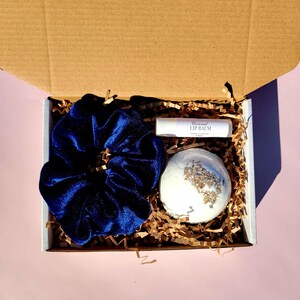 Lavender self care gift box for her designed as a thoughtful wife birthday present, daughter-in-law gift, or friend thank you gift idea. This handmade skincare set is perfect as a new mom pamper gift, relaxation gift, or wellness gift box. Featuring calming lavender-inspired bath and body products, this spa gift set helps create a soothing self care routine and makes a meaningful gift for any special occasion, Mothers Day Gift Ideas,