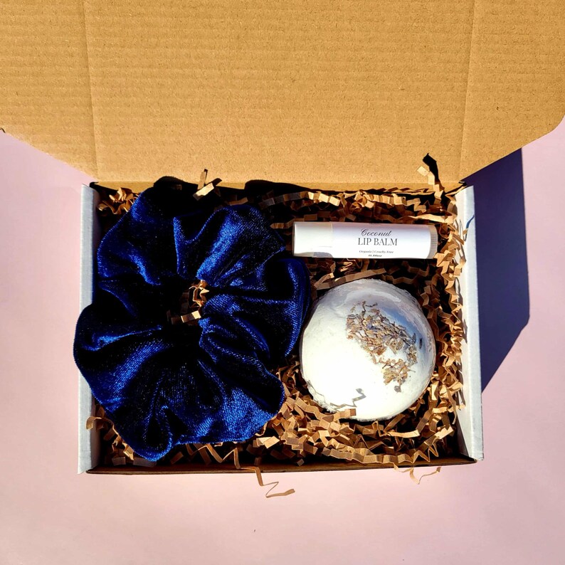 Lavender self care gift box for her designed as a thoughtful wife birthday present, daughter-in-law gift, or friend thank you gift idea. This handmade skincare set is perfect as a new mom pamper gift, relaxation gift, or wellness gift box. Featuring calming lavender-inspired bath and body products, this spa gift set helps create a soothing self care routine and makes a meaningful gift for any special occasion, Mothers Day Gift Ideas,