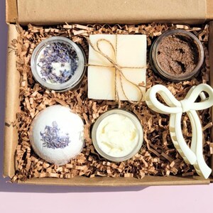Caja de regalo de autocuidado para cumpleaños de mujer con tarjeta de felicitación personalizada, set de regalo de sales de baño con aroma a lavanda, paquete de cuidado "Pensando en ti", mejor amiga