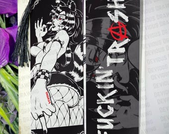 Op de afbeelding: Twee zwart-witte bladwijzers met een kwastje. Eén toont een wasbeerachtig personage met rode ogen, de andere heeft de tekst "FUCKIN'TRASH" met een anarchiesymbool. De bladwijzers hebben een zwarte achtergrond en witte illustraties.