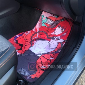 Puede incluir: Alfombrillas de coche personalizadas con una vibrante ilustraci&oacute;n de estilo anime. El dise&ntilde;o muestra un personaje con cabello rojo y una camisa blanca, rodeado por un monstruo rojo y negro. Las alfombrillas tienen un dise&ntilde;o de cadena y el texto "Devious.Drawing" es visible.