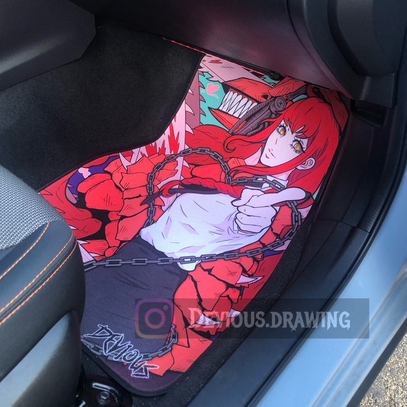 Puede incluir: Alfombrillas de coche personalizadas con una vibrante ilustraci&oacute;n de estilo anime. El dise&ntilde;o muestra un personaje con cabello rojo y una camisa blanca, rodeado por un monstruo rojo y negro. Las alfombrillas tienen un dise&ntilde;o de cadena y el texto "Devious.Drawing" es visible.