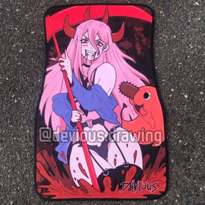 Puede incluir: Alfombrilla para el suelo del coche con una ilustraci&oacute;n de estilo anime de un personaje de pelo rosa con cuernos y una guada&ntilde;a. Tambi&eacute;n hay un compa&ntilde;ero de motosierra. La alfombrilla tiene detalles en rojo y el texto "@deviousdrawing" y "DEVIOUS".
