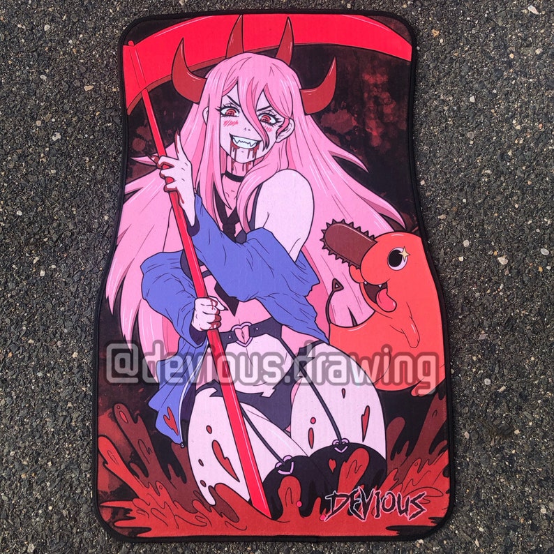 Puede incluir: Alfombrilla para el suelo del coche con una ilustraci&oacute;n de estilo anime de un personaje de pelo rosa con cuernos y una guada&ntilde;a. Tambi&eacute;n hay un compa&ntilde;ero de motosierra. La alfombrilla tiene detalles en rojo y el texto "@deviousdrawing" y "DEVIOUS".