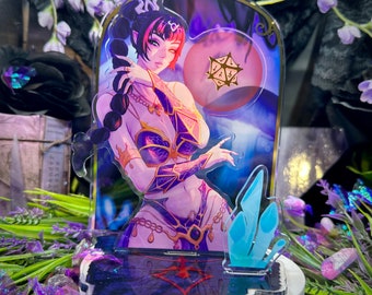 Op de afbeelding: Een acryl display met een geïllustreerd personage met donker haar in een hoge paardenstaart, gekleed in een paars en goudkleurig harnas. De achtergrond bevat een gouden twintigzijdige dobbelsteen en blauwe kristallen op een donkere voet.