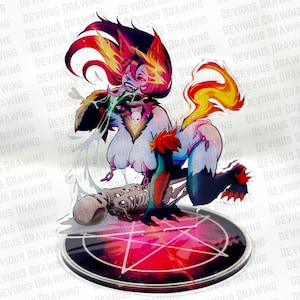 Op de afbeelding: Een kleurrijke acryl standee met een demonisch personage met vurig haar en staart, knielend op een cirkelvormige basis met een pentagram ontwerp. De standee heeft een skelet en de tekst "DEVIOUS DRAWING".