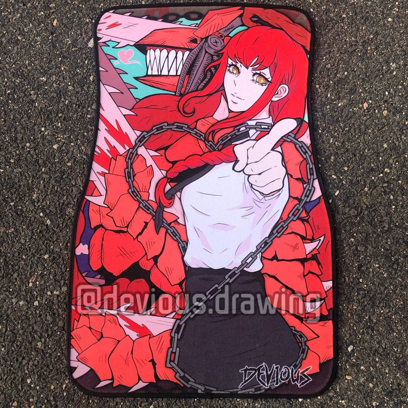 Puede incluir: Alfombrilla para coche con una vibrante ilustraci&oacute;n de estilo anime. El dise&ntilde;o presenta un personaje con cabello rojo, camisa blanca y falda negra, rodeado por una cadena en forma de coraz&oacute;n y elementos florales rojos. El nombre del artista, @devious.drawing, es visible.