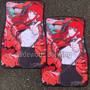 Puede incluir: Par de alfombrillas para coche con una vibrante ilustraci&oacute;n de estilo anime. El dise&ntilde;o presenta un personaje con cabello rojo, camisa blanca y falda negra, rodeado por una cadena en forma de coraz&oacute;n y elementos florales rojos. Las alfombrillas tienen el texto "@devious.drawing" y "DEVIOUS".