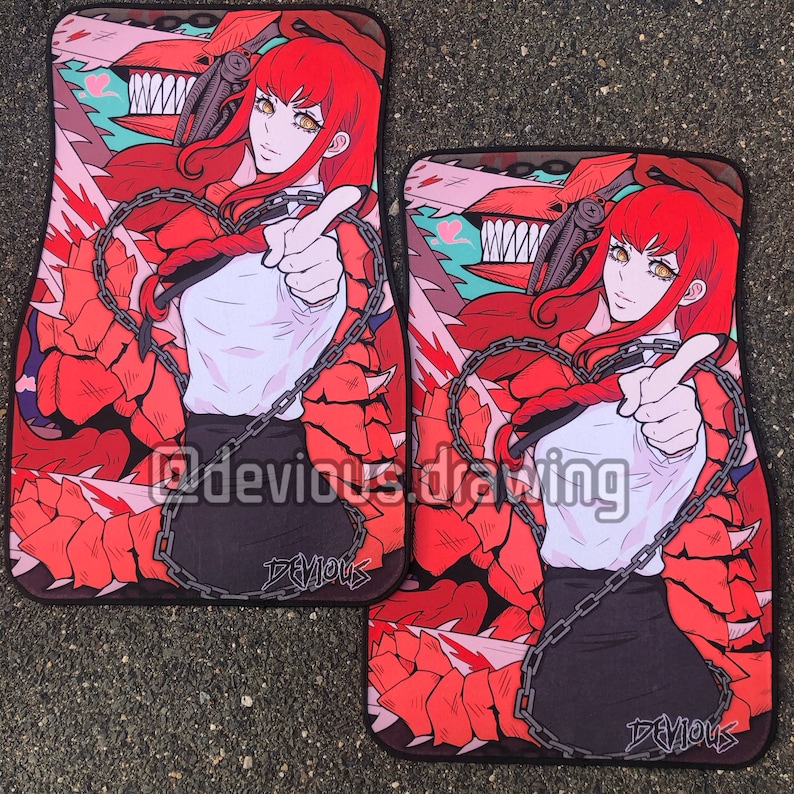 Puede incluir: Par de alfombrillas para coche con una vibrante ilustraci&oacute;n de estilo anime. El dise&ntilde;o presenta un personaje con cabello rojo, camisa blanca y falda negra, rodeado por una cadena en forma de coraz&oacute;n y elementos florales rojos. Las alfombrillas tienen el texto "@devious.drawing" y "DEVIOUS".