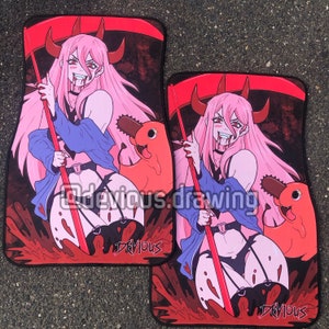 Puede incluir: Dos alfombrillas negras para coche con un personaje de anime de pelo rosa con cuernos, sosteniendo una guada&ntilde;a. El personaje est&aacute; representado con una criatura parecida a una motosierra y un fondo sangriento. Las alfombrillas tienen el texto "@devious.drawing" y "DEVIOUS".