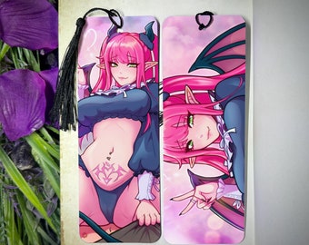Op de afbeelding: Twee geïllustreerde bladwijzers met een anime-achtig personage met roze haar, groene ogen, hoorns en vleugels. Het personage is afgebeeld in een donkerblauwe outfit met een navelpiercing en een tatoeage. Eén bladwijzer heeft een zwarte kwast.
