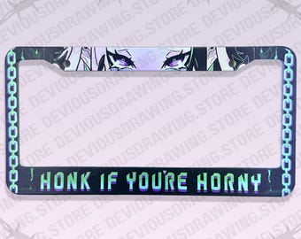 Puede incluir: Un marco de matrícula rectangular con fondo negro y un patrón de eslabones de cadena azul claro en los lados. La parte superior muestra ojos morados estilizados y la parte inferior presenta el texto HONK IF YOU'RE HORNY.