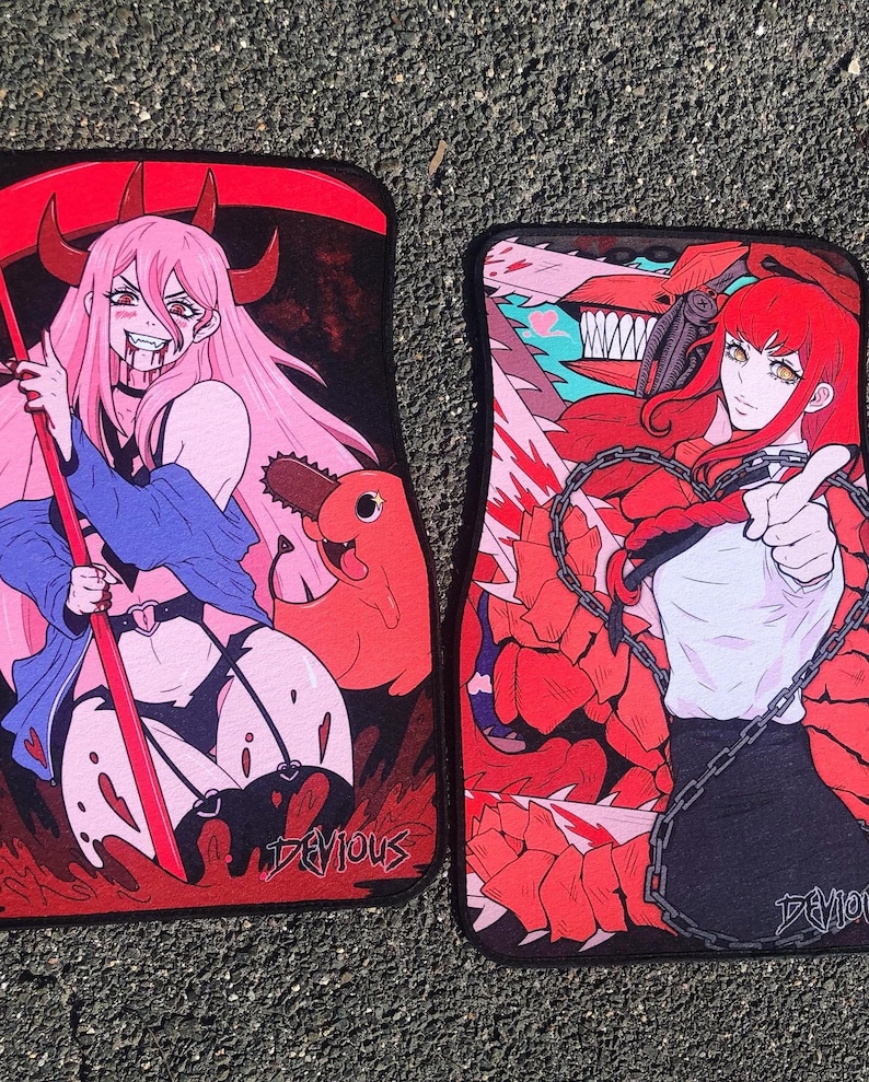 Puede incluir: Dos alfombrillas para coche con ilustraciones de estilo anime. Una presenta un personaje de pelo rosa con cuernos y una guada&ntilde;a, la otra un personaje de pelo rojo con una motosierra. Ambas alfombrillas tienen la palabra "DEVIOUS" impresa.