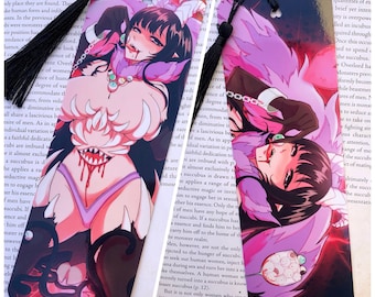 Op de afbeelding: Twee fantasy-thema bladwijzers met zwarte kwastjes. Eén heeft een succubus-illustratie met een lichtroze en paars kleurenschema. De andere bladwijzer heeft een succubus-illustratie met een paars en zwart kleurenschema. De tekst "MONSTER GIRL" is zichtbaar.