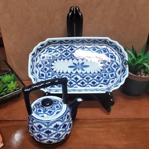 Bombay Company Teapot and Tray, Blue & White  vintage   Chinoiserie