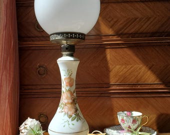 1950年代の美しいミルクガラス製テーブルランプ。手描きの花と金色の