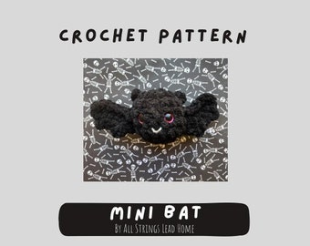 Op de afbeelding: Haakpatroon voor een mini-vleermuis met zwarte vacht, roze ogen en een schattige uitdrukking. Het patroon is getiteld "Mini Bat" door "All Strings Lead Home".