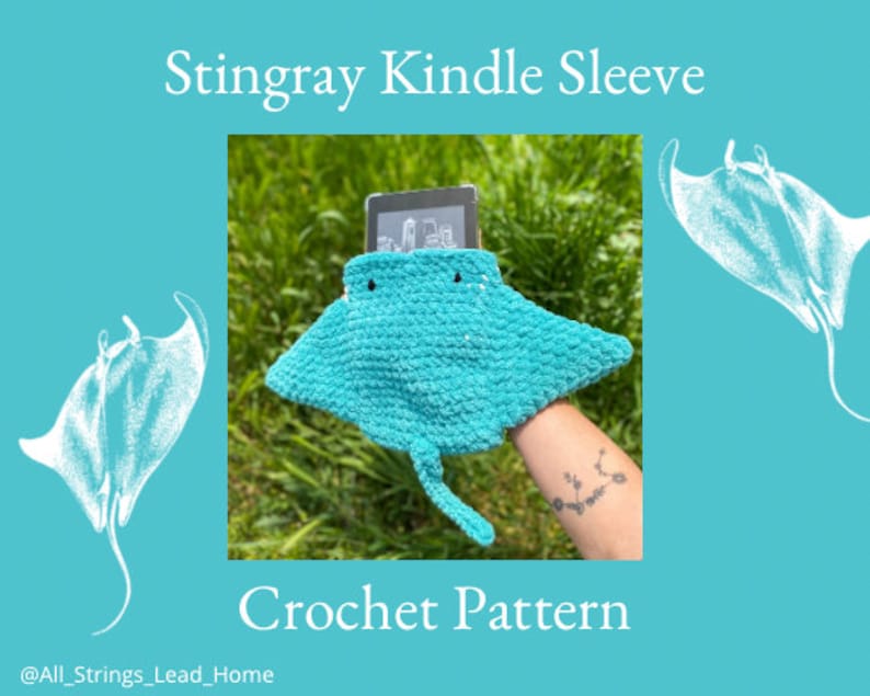 Op de afbeelding: Een tealblauwe gehaakte pijlstaartrog Kindle-hoes met een Kindle e-reader erin. De hoes wordt vastgehouden door een hand met een tatoeage. De achtergrond is een wazig beeld van groen gras. "Stingray Kindle Sleeve Crochet Pattern" staat in witte tekst bovenaan de afbeelding. "@All_Strings_Lead_Home" staat in witte tekst onderaan de afbeelding.
