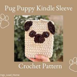 Könnte beinhalten: Eine beige gehäkelte Kindle-Hülle in Form eines Mops-Welpen, mit braunen Ohren und Schnauze. Der Text "Pug Puppy Kindle Sleeve" und "Crochet Pattern" ist auf braunem Hintergrund mit Pfotenabdruck-Illustrationen zu sehen.