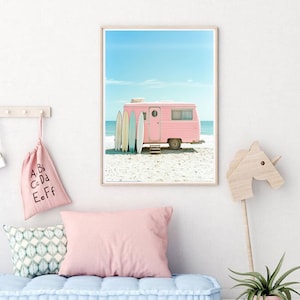 Impresión de furgoneta retro, arte de pared de furgoneta rosa, descargable, póster de playa rosa, fotografía de playa, decoración de California, fotografía de furgoneta de surf, arte de pared, arte digital