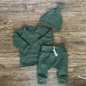 Newborn gender neutral emrald green waffle knit outfit with hat. Baby Boy Coming home hospital outfit. Sassy Jos babies and bows.