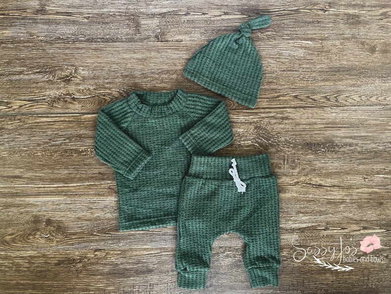 Newborn gender neutral emrald green waffle knit outfit with hat. Baby Boy Coming home hospital outfit. Sassy Jos babies and bows.