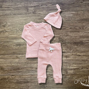 Newborn baby girl pink waffle knit top, pants and hat outfit. Sassy Jos Babies and bows.