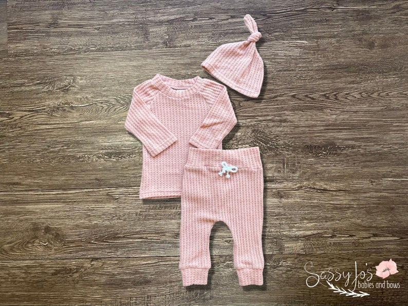 Newborn baby girl pink waffle knit top, pants and hat outfit. Sassy Jos Babies and bows.