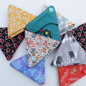 Bolsa triangular pequeña cosida a mano / Tamaño compacto / Accesorio para bolsos / Excelentes regalos