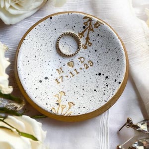 Engagement Gift for Couple / Ring Dish / Personalized Gift / Jewelery Dish Just Married Wedding Gift / Just engaged gift / Newly engaged