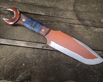 Cuchillo de utilería para cosplay de llave inglesa naranja. Juguete. Madera contrachapada.