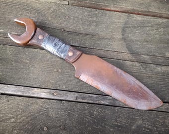 Cuchillo de utilería para cosplay con llave inglesa oxidada. Juguete. Madera contrachapada.